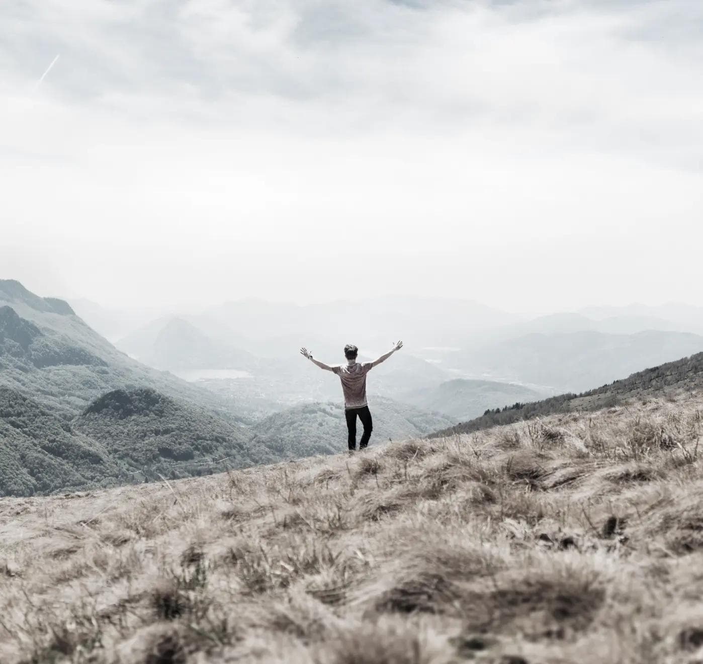 Mężczyzna oglądający górski krajobraz