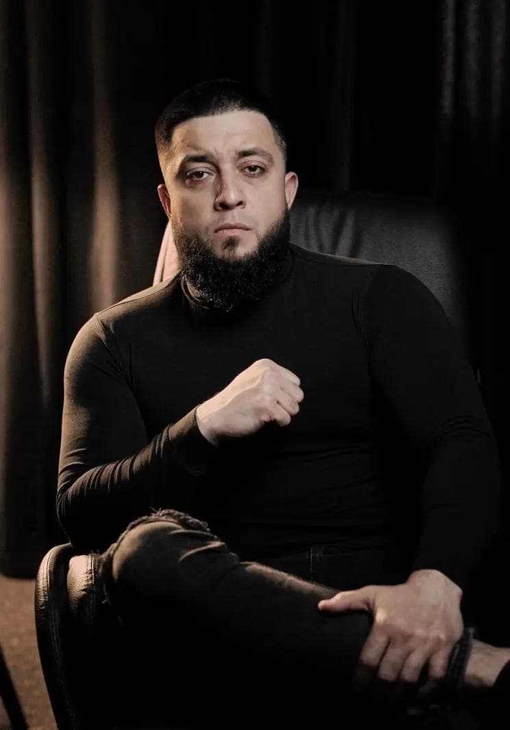 Autor kursu patrzący się w obiektyw